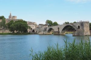 Pont Saint-Bénézet : Un symbole historique d'Avignon